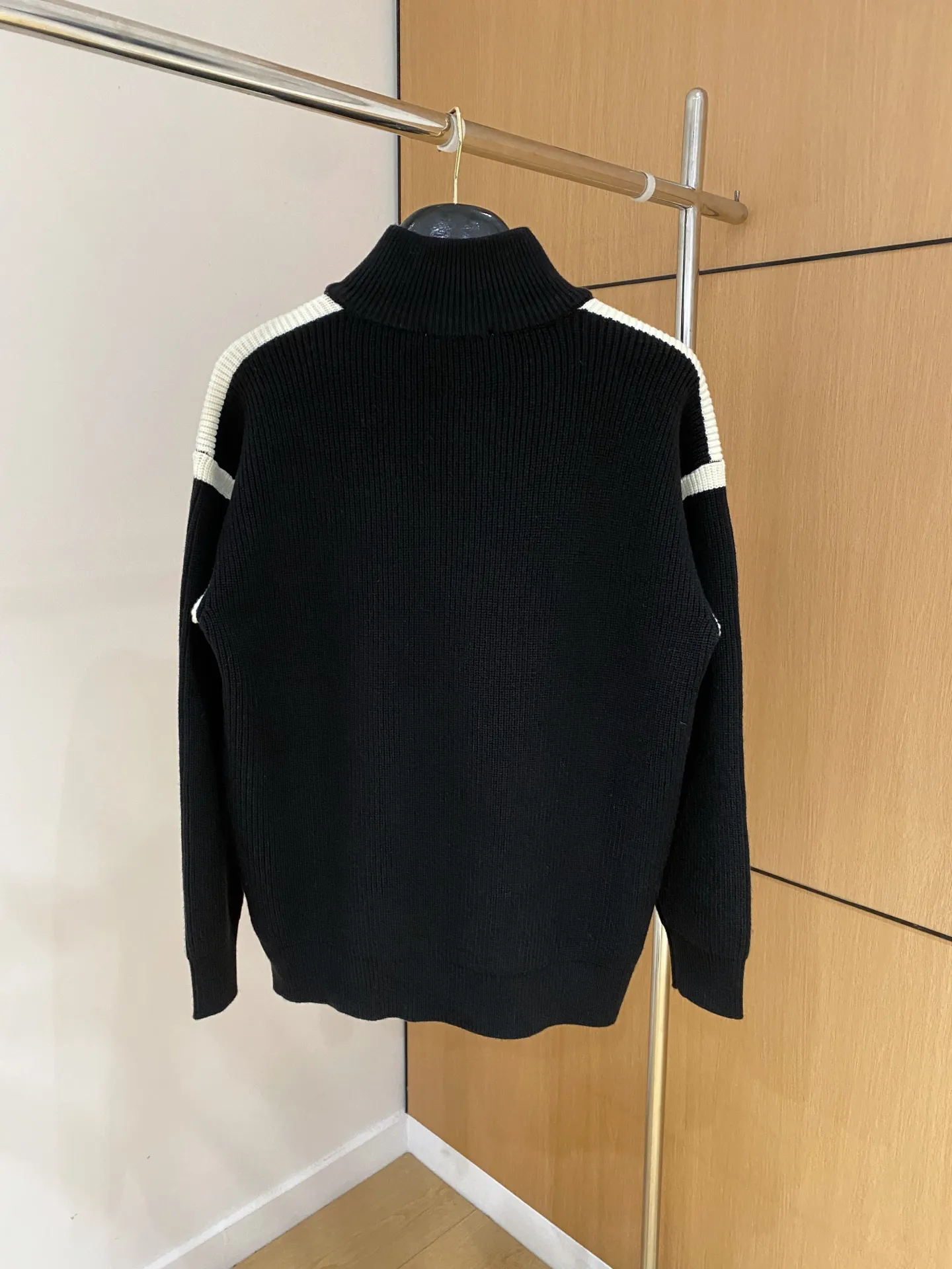 🅿️540 【LV Louis Vuitton】Autumn and winter classic cardigan sweater, in full condition! ! ! Wool blended fabric, the latest model in 2025, golden ratio! ! Slim-fitting soft gold, versatile and practical item, the combination and practicality are extremely powerful, simple and elegant, and classy! To create your own style, it is highly recommended to buy it in two colors. The standard slim fit tailoring process is suitable for both young and old men. It is knitted from wool and will not cause any discomfort! While keeping warm, it is stylish, textured and wearable, and the classic logo with contrasting colors on the chest feels in place! ! Recommended for regular customers! ! Size M-3XL (maximum wear: 190 pounds)